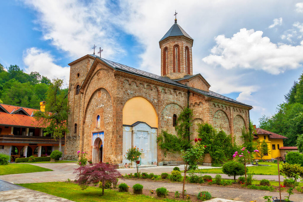 Ortaçağ Raca Manastırı. Sırp Ortodoks manastırı, 13. yüzyılda Sırbistan Kralı Stefan Dragutin Nemanjiç 'in bağışlanması olarak inşa edildi. Sırbistan 'ın Bajina Basta kentinin güneyinde yer alıyor. - Fotoğraf, Görsel
