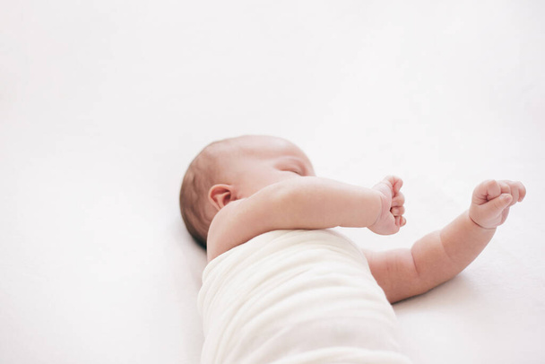 новорожденный ребенок просыпается и тянет руки
 - Фото, изображение