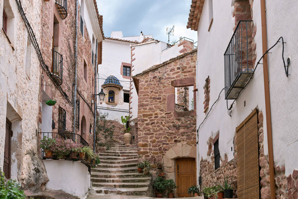 スペインのヴィラフェーム。2019年3月22日。石造りの家の小さな中世の村。アラブ起源のカステリョン県で非常によく知られている石造りの家の観光村. - 写真・画像