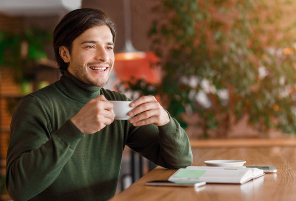 Enthousiaste gars pigiste avoir pause café au café - Photo, image