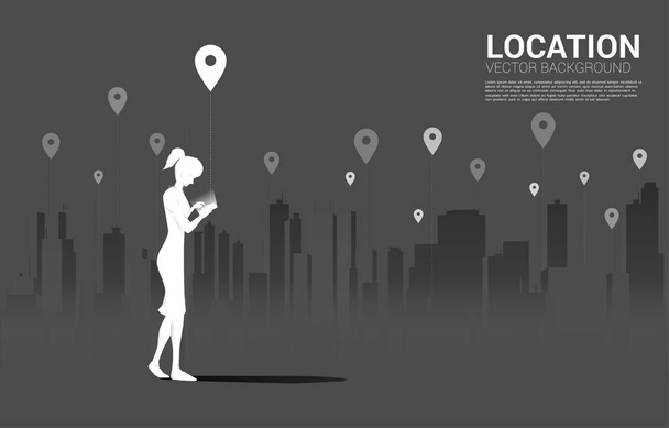 Silhouet van de mens met mobiel en GPS icoon met stadsachtergrond. concept van locatie en faciliteitenlocatie, GPS-technologie - Vector, afbeelding