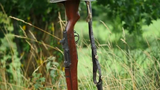 Memorial battlefield cross. Symbol of a fallen US soldier. M1 rifle with helmet. - Footage, Video