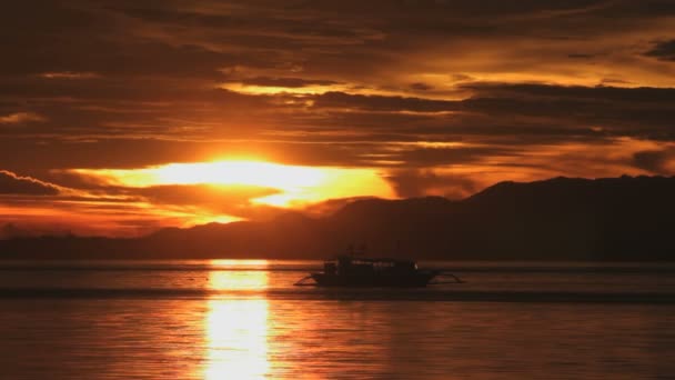 γραφικό ηλιοβασίλεμα πάνω από την όμορφη λίμνη το βράδυ του καλοκαιριού - Πλάνα, βίντεο