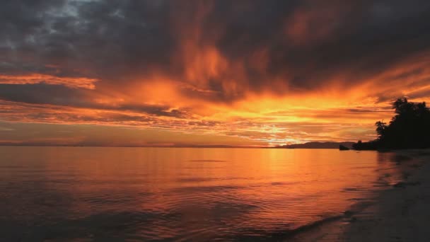 puesta de sol panorámica sobre el hermoso lago en la noche de verano
 - Imágenes, Vídeo