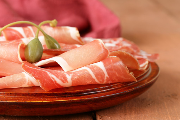 plasterki kiełbasy suszone mięso (szynka, szynka, salami) serwowane na desce - Zdjęcie, obraz