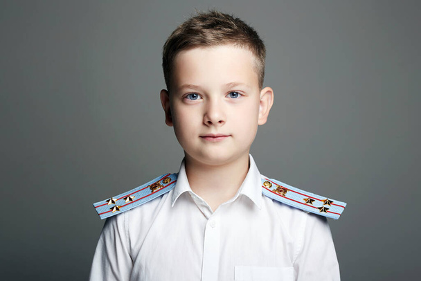 joven oficial. un chico guapo vestido de uniforme. Policía niño
 - Foto, Imagen