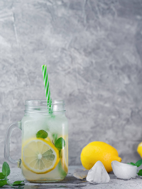 Szklany słoik letniej orzeźwiającej lemoniady Mojito z cytryną, miętą i lodem - Zdjęcie, obraz