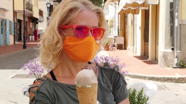 ice cream with surgical mask - Footage, Video