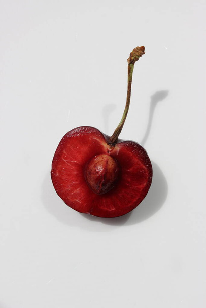 Poloviční zralá šťavnatá červená třešeň s dolíčkem - Fotografie, Obrázek