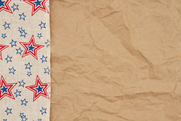 Amerikan mesajınız için fotokopi alanına sahip kasap kağıdı arka planında Retro USA yıldız çuval bezi kurdelesi - Fotoğraf, Görsel