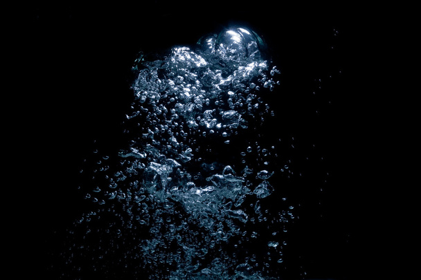 légbuborékok előbújik fekete - Fotó, kép