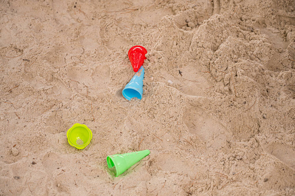 Vista desplegable de juguetes de arena en la playa
. - Foto, imagen