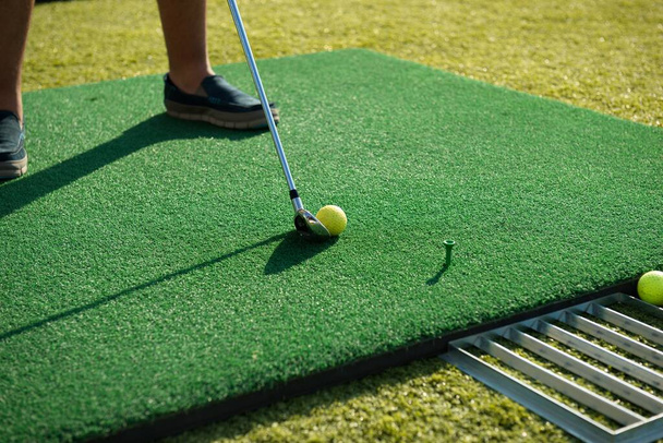 A man is playing golf. Golf balls on the grass. - Foto, Imagen