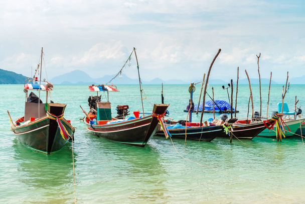 Autentické thajské dlouhé ocas rybářské čluny zakotvené na pláži Thong Krut na den, Koh Samui, Thajsko - Fotografie, Obrázek