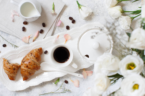 Ρομαντικό δίσκο πρωινού με φλιτζάνι καφέ και κρουασάν πάνω όψη - Φωτογραφία, εικόνα