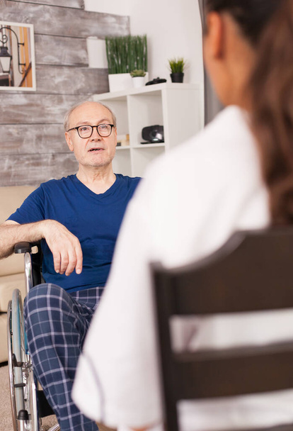 Old man talking with nurse - Фото, зображення