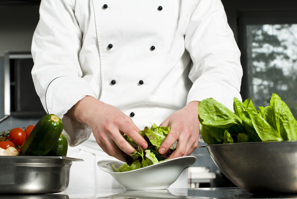 Chef preparando ensalada
 - Foto, imagen
