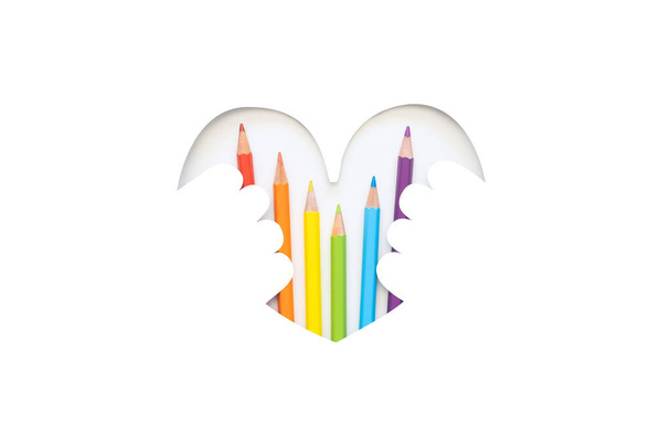 Kalbi renkli kalemlerle dolu. Kesme yolu. Eşcinsel gururu arka planı. Lgbt gökkuşağı bayrağı. Tebrik kartı tasarımı - Fotoğraf, Görsel