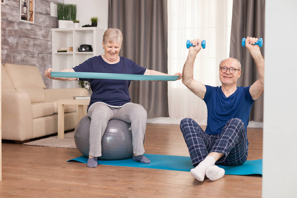 Ćwiczenia dla par starszych - Zdjęcie, obraz
