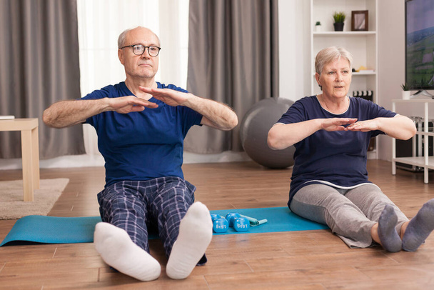 Oudere echtpaar stretching - Foto, afbeelding