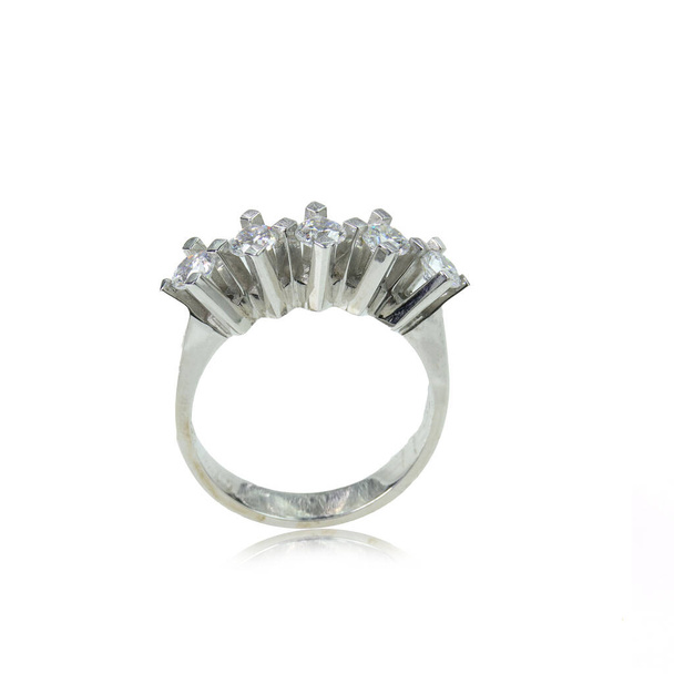 anillo femenino de diamantes sobre fondo blanco
 - Foto, Imagen