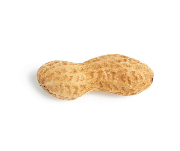 Целые арахис в скорлупе, еда изолирована на белом фоне, закрыть - Фото, изображение