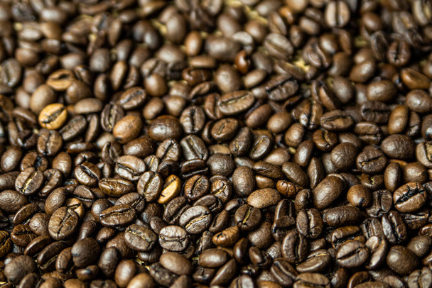 Geroosterde bruine koffiebonen. Achtergrond koffie textuur. - Foto, afbeelding
