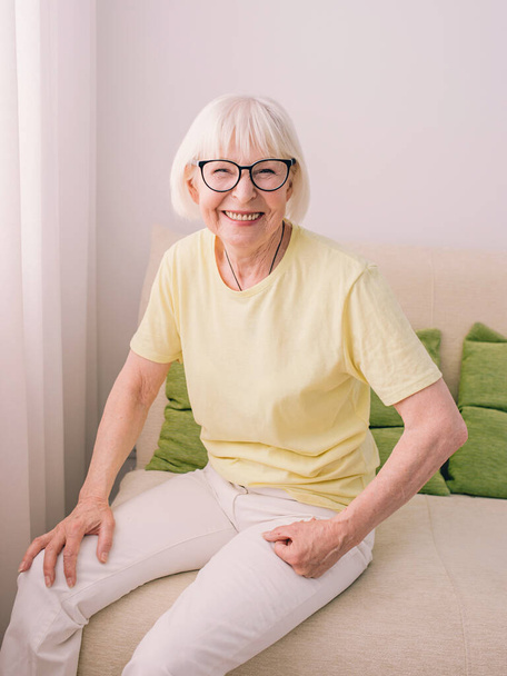 oudere (oude) vrolijke blanke stijlvolle vrouw met grijs blij van nieuwe dag thuis. Anti-leeftijd, gezonde levensstijl, positief denkconcept - Foto, afbeelding