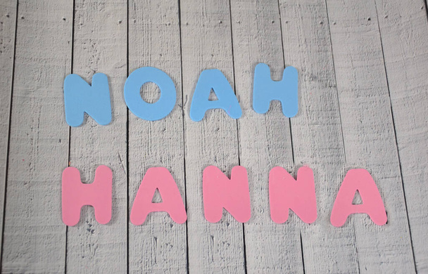 Noah y Hanna - letras coloridas sobre un fondo gris
 - Foto, imagen