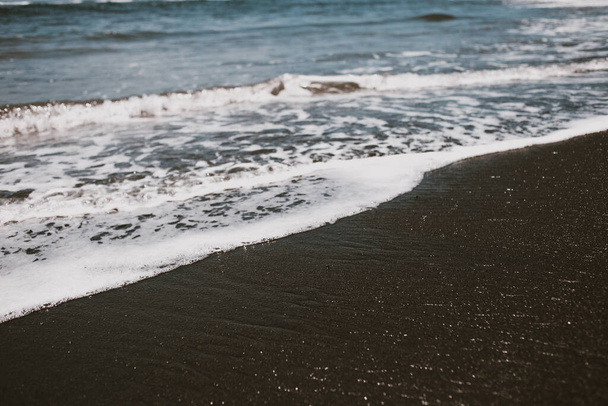 Берег Індійського океану з чорним піском.  - Фото, зображення