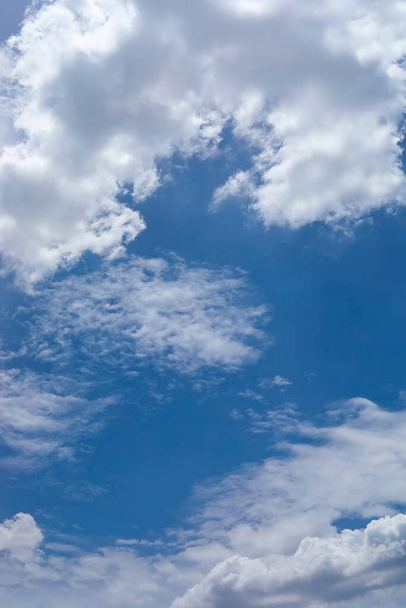 Sininen taivas tausta valkoinen pilvi - Valokuva, kuva