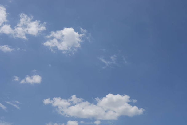 błękitne niebo tło z małą chmurką - Zdjęcie, obraz