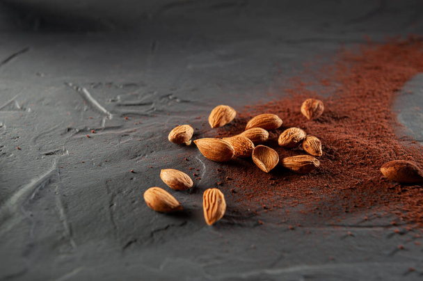 Kakao fasulyesi ve toz gri arka planda izole edilmiş. Üst görünüm ve düz uzanma - Fotoğraf, Görsel