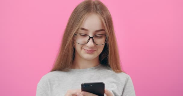 Surprised girl using smartphone for social networks. - Imágenes, Vídeo