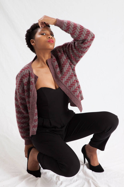 Pretty Black woman squatting - Valokuva, kuva