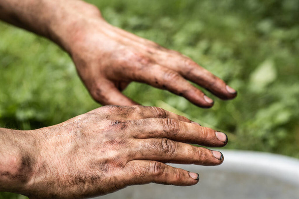 Mani sporche lavoratore mani uomo. Mani aperte macchiate - Foto, immagini