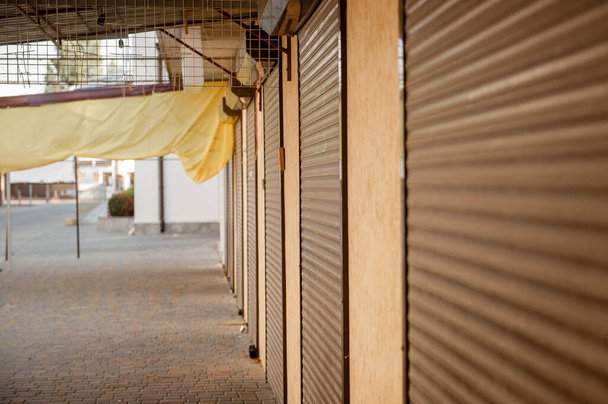 Kriz ve iflas ve yoksulluk nedeniyle bir dizi kapalı mağaza - Fotoğraf, Görsel