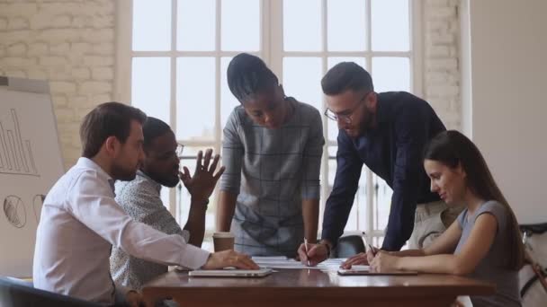 Happy diverse male colleagues give high five at group meeting - Séquence, vidéo