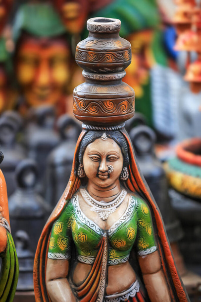 Színes indiai női szobor agyagból - Fotó, kép