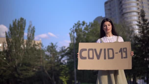 Mulher atraente joga fora coronavírus cantar epidemia fim de vida após quarentena
 - Filmagem, Vídeo