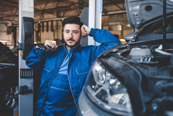 Portrét mechanika mužského auta s klíčem - Fotografie, Obrázek