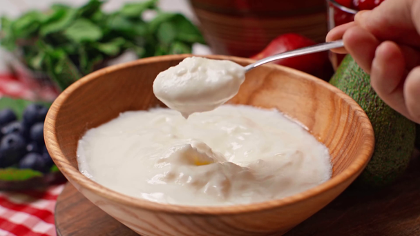 foco seletivo do homem segurando colher com iogurte saboroso
  - Filmagem, Vídeo