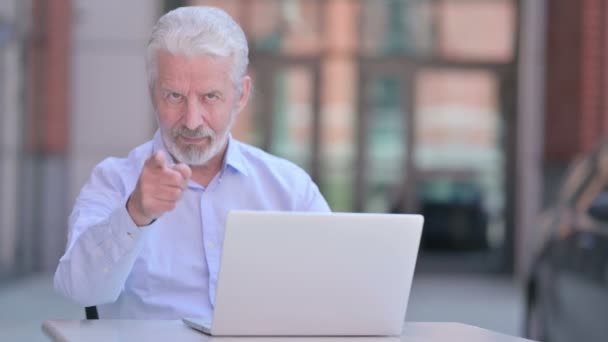 Draußen alter Geschäftsmann zeigt mit dem Finger auf den Kopf Ja-Zeichen - Filmmaterial, Video