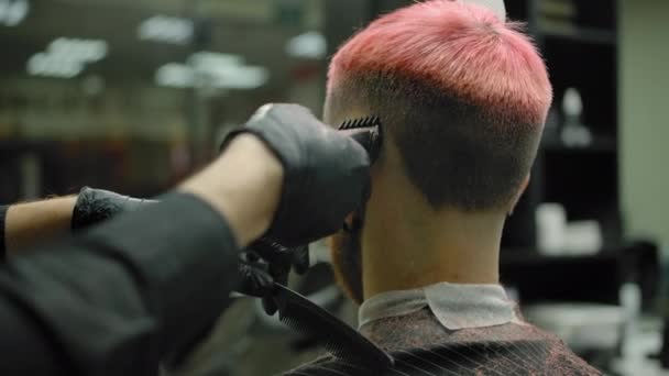Uprawa fryzjer przycinanie farbowane włosy klienta - Materiał filmowy, wideo