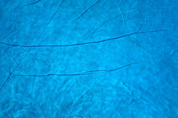 Καθαρό νερό σε μια γαλάζια φουσκωτή πισίνα - Φωτογραφία, εικόνα