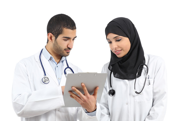 Saudi arab doctors diagnosing looking a medical history - Foto, imagen