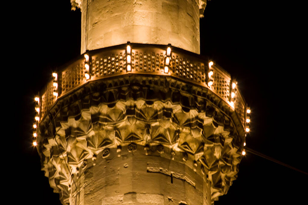Il balcone minareto della Moschea Suleymaniye di notte sul cielo nero.Tutte le luci sono accese. - Foto, immagini