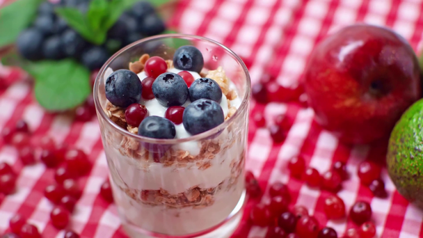 szelektív fókusz üveg friss joghurt granola és bogyók  - Felvétel, videó
