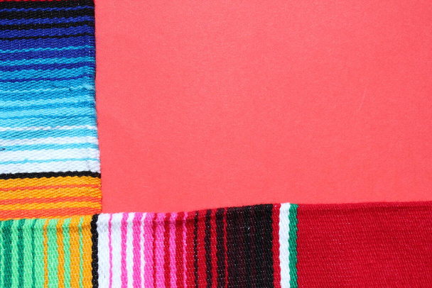 poncho mexicain cinco de mayo tapis serape fiesta traditionnel mexicain fond avec rayures copie espace maya couverture minimale simple - stock, photo, photographie, image, image  - Photo, image