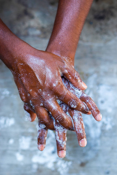 石鹸で手を洗って衛生を維持する男。体を健康に保つ。生殖やウイルスを避け. - 写真・画像